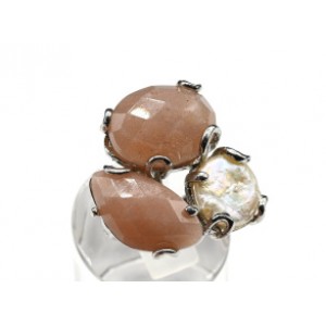 Женское кольцо с беломоритом и жемчугом Барокко из ювелирного сплава