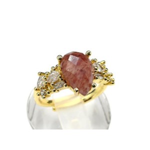 Женское кольцо с клубничным кварцем и цирконами из ювелирного сплава