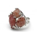 Кольцо из ювелирного сплава с клубничным кварцем Кольцо из ювелирного сплава с клубничным кварцем