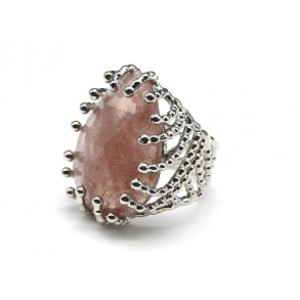 Большое кольцо с клубничным кварцем из ювелирного сплава