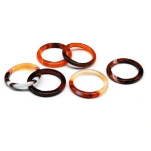 Кольцо тонкое из цельного камня сардоникс ширина 3мм