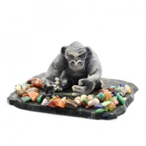 Сувенир из змеевика и мрамолита "Шимпанзе" 90*80*45мм.