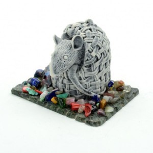 Сувенир из змеевика и мрамолита "Крыса в корзине" 85*68*60мм