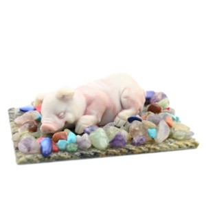 Сувенир из змеевика и мрамолита "Поросенок лежит" 80*60*30мм.