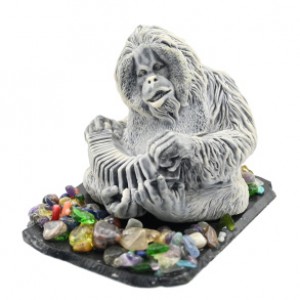 Сувенир из змеевика и мрамолита "Обезьяна c гармошкой" 100*80*75мм.