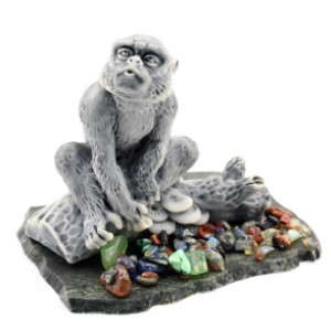 Сувенир из змеевика и мрамолита "Обезьяна на бревне " 100*80*75мм. Сувенир из змеевика и мрамолита "Обезьяна на бревне " 100*80*75мм.