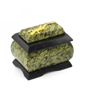 Шкатулка из змеевика комбинированная с ящеркой, 75*55*65мм Шкатулка из змеевика комбинированная с ящеркой, 75*55*65мм