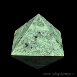 Пирамида из нефрита 50*50*33мм