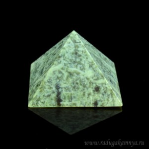 Пирамида из нефрита 45*45*30мм