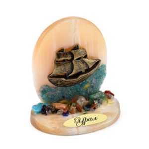 Композиция из селенита и самоцветов "Кораблик " 70*45*80мм.