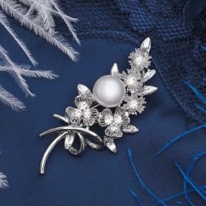 Брошь "Букет с жемчугом", цвет белый, цвет серебристый Брошь "Букет с жемчугом", цвет белый, цвет серебристый