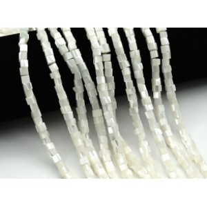 Бусины из перламутра кубик 5мм цв.белый, 39см, 91 бусина