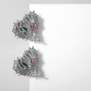 Серьги со стразами "Сердце" в проволоке, цветные, цвет серебристый