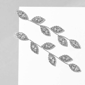 Серьги висячие со стразами "Листопад", цвет белый, цвет серебристый