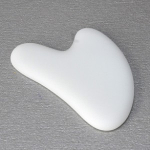 Скребок Гуаша из агата белого матового (имитация) "Сердечко" 80*52мм (иск.)