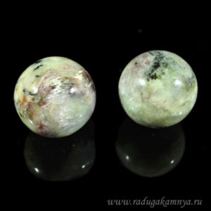 Шар из чароита сорт III, диаметр 38мм, 77гр. Шар из чароита сорт III, диаметр 38мм, 77гр.