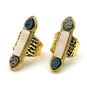 Кольцо "Великолепный Век"с друзами агата в золотистом металле цвет белый.