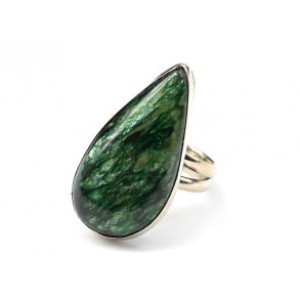 Кольцо с фукситом " Капля " 17*32мм