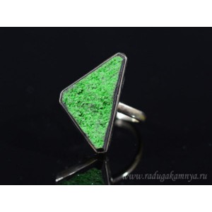 Кольцо с уваровитом " Грация " 14*24мм.