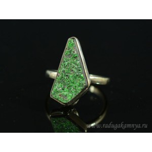 Кольцо с уваровитом " Грация " 11*20мм.