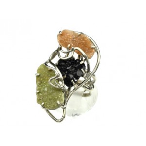 Кольцо из гессонита, меланита и везувиана 28*48мм