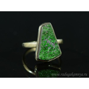Кольцо с уваровитом " Грация " 13*18мм. Кольцо с уваровитом " Грация " 13*18мм.
