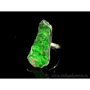 Кольцо с уваровитом15*33мм.