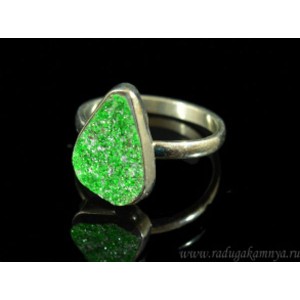 Кольцо с уваровитом " Грация " 11*16мм.