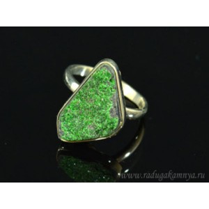 Кольцо с уваровитом " Грация " 13*20мм. Кольцо с уваровитом " Грация " 13*20мм.