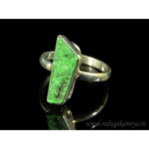 Кольцо с уваровитом " Грация ", 7*19мм. Кольцо с уваровитом " Грация ", 7*19мм.