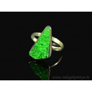 Кольцо с уваровитом " Грация ", 13*22мм.