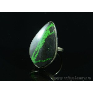 Кольцо с уваровитом 18*30мм.