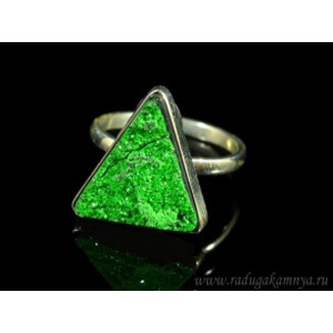 Кольцо с уваровитом, 18*19мм.