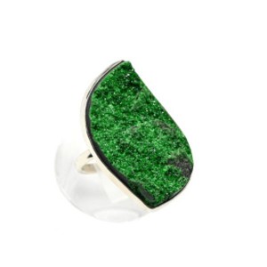 Кольцо с уваровитом 19*32мм.