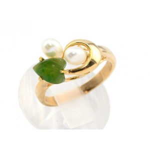 Кольцо позолоченное с жемчугом и нефритом "В ободке"