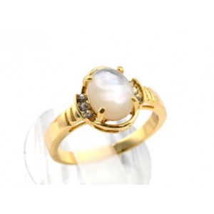 Кольцо перламутр овал цирконы сбоку светлый