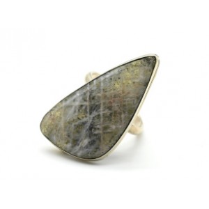 Кольцо с беломоритом " Грация " 18*35мм