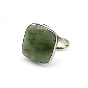 Кольцо с нефритом "Прямоугольник" 16*17мм.