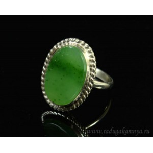 Кольцо с нефритом овал 16*21мм