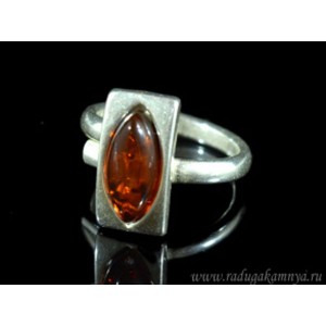 Кольцо с янтарём в посеребрении рис в прямоугольнике 8*16мм коньячный (иск.)
