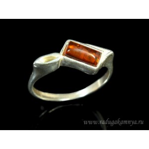 Кольцо посеребренное с янтарём прямоугольник 9*19мм коньячный (иск.)
