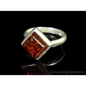 Кольцо с янтарём в посеребрении ромб 15мм коньячный (иск.)