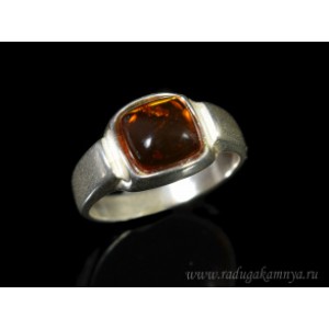 Кольцо с янтарём в посеребрении квадрат 9мм коньячный (иск.)