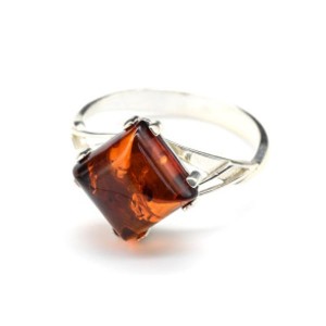 Кольцо с янтарем C925 ромб 14мм коньячный , 2,56гр (иск.)