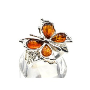 Кольцо с янтарем C925 "бабочка" 24мм св.коньячный , 5,38гр (иск.)