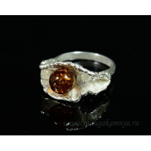 Кольцо с янтарём в посеребрении "ракушка" шарик 7мм коньячный (иск.)