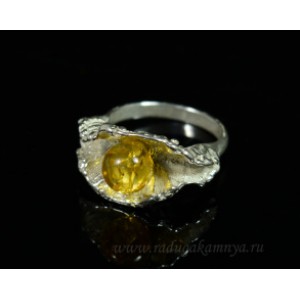 Кольцо с янтарём в посеребрении "ракушка" шарик 7мм медовый (иск.)