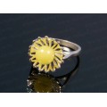Кольцо с янтарём в посеребрении цветок шарик 7мм молочный (иск.)