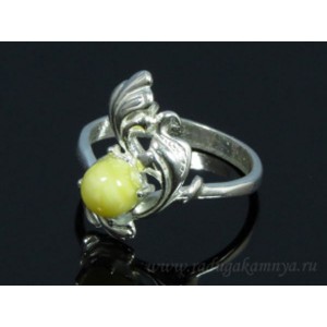 Кольцо с янтарём в посеребрении "волна" молочный (иск.)