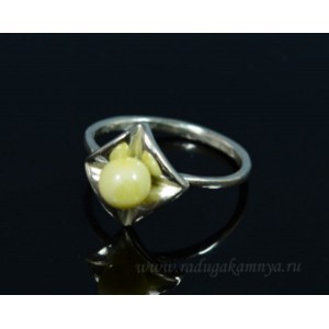 Кольцо с янтарём в посеребрении шарик 5мм на ромбике молочный (иск.)